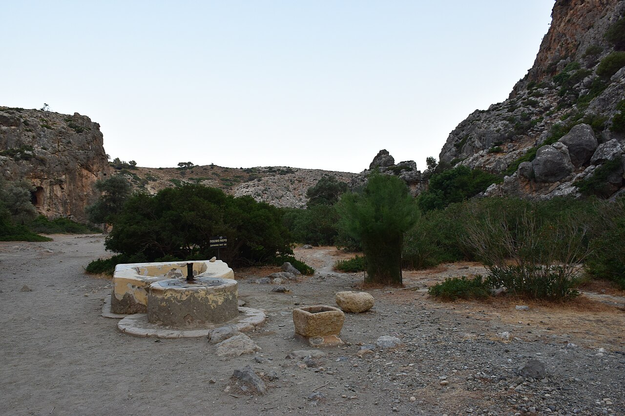 Agiofarago hiking trail and cliffs